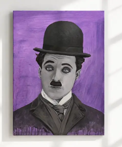 retrato-hombre-bombin-bigote-blanco-negro-fondo-violeta-pared