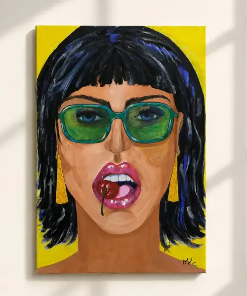 retrato-pop-art-mujer-gafas-verdes-cereza-fondo-amarillo-pared